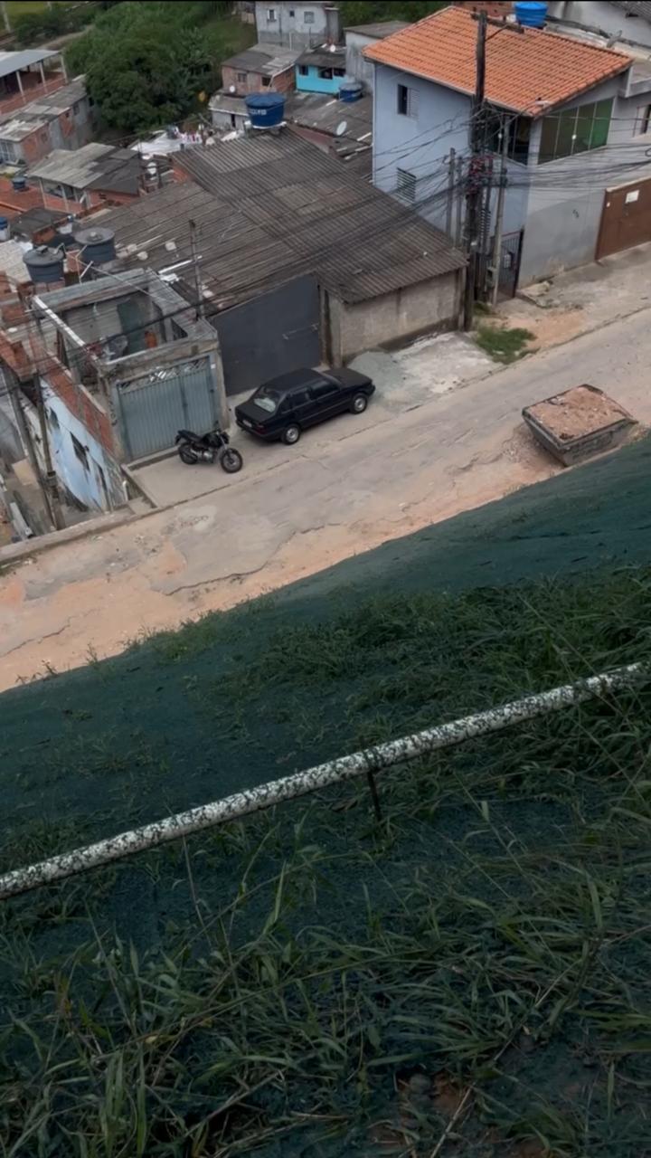 Talude de contenção urbano recém-hidrossemeado